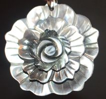Anhänger L-8132 – Perlmutter Blume schwarz 47x47mm