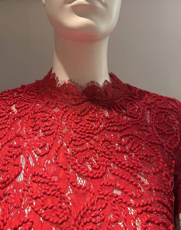 Tops: Chic pull rouge en dentelles 36  – D'occasion à Genève par flocon06 2