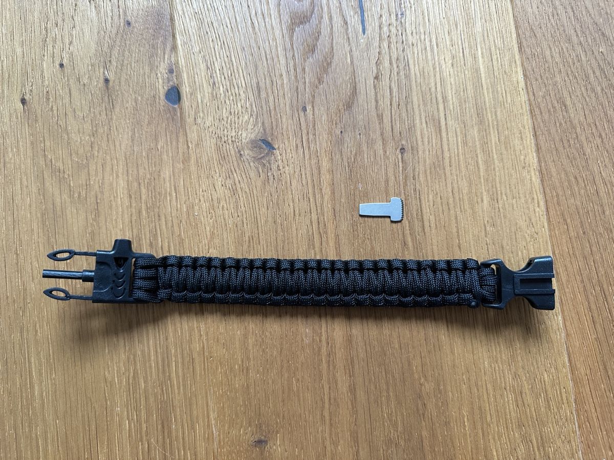 Bracciali & Braccialetti: Schwarzes Survival-Armband, neuwertig – Nuovo (secondo la descrizione) da Zunzgen venduto da Blueberry87 1