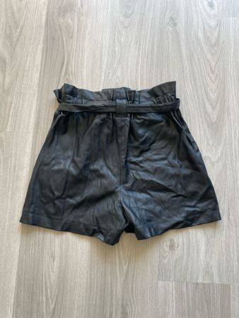 Schwarze Kunstleder-Shorts mit Gürtel, Grösse M - Neu!