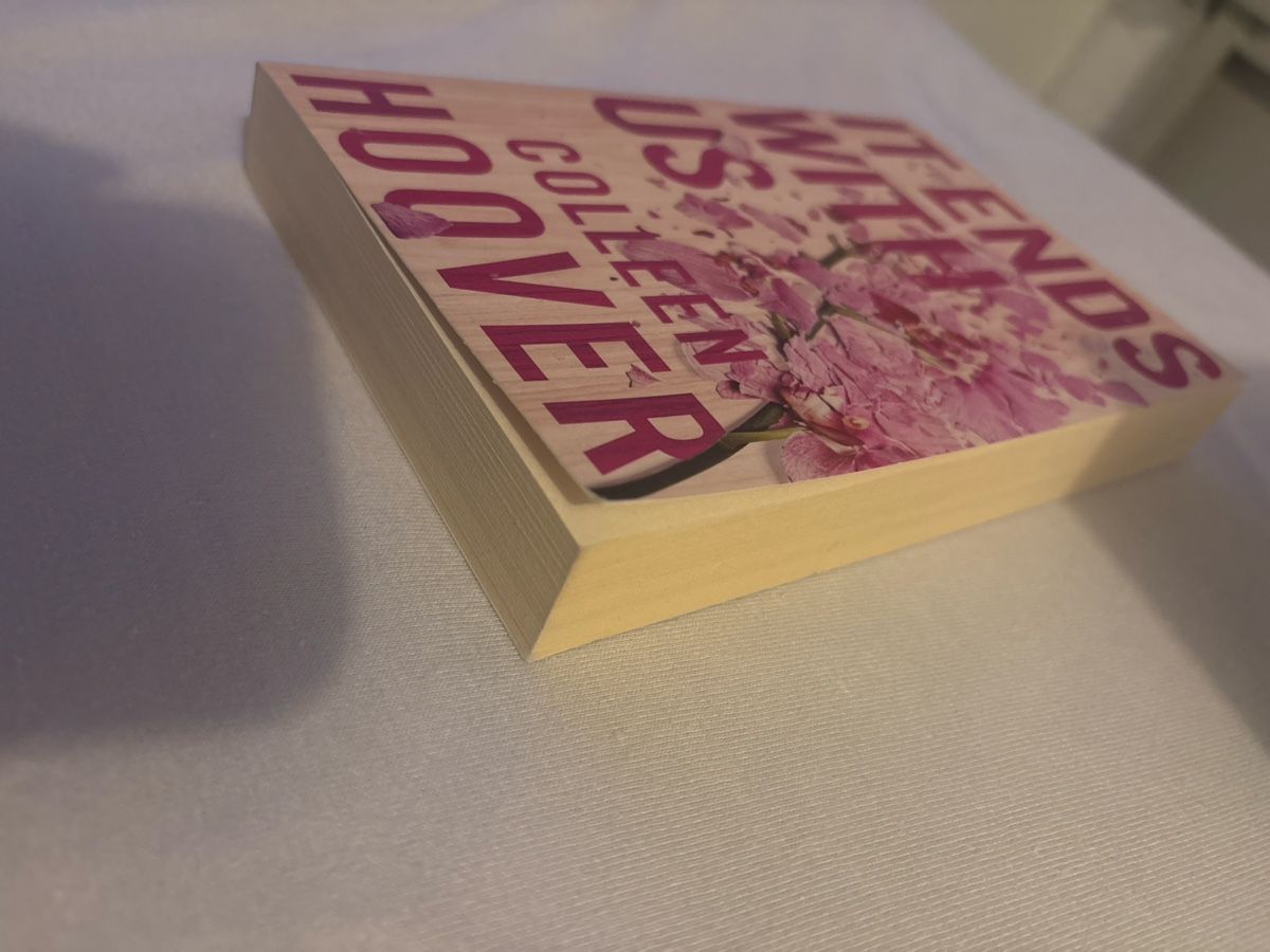 Libri: It ends with us by Colleen Hoover – Nuovo (secondo la descrizione) da Uzwil venduto da soda13 3