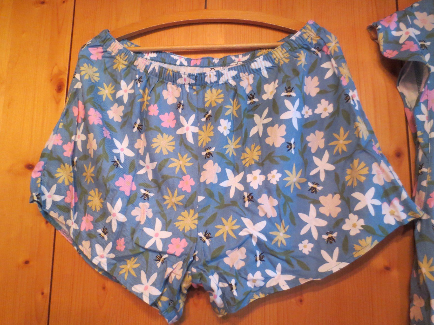 Negligees & Pigiami: NEU: Herziges Pyjama kurz "Hering" Gr. L verspieltes Design – Nuovo e nell'imballaggio originale da Männedorf venduto da Livingston 1