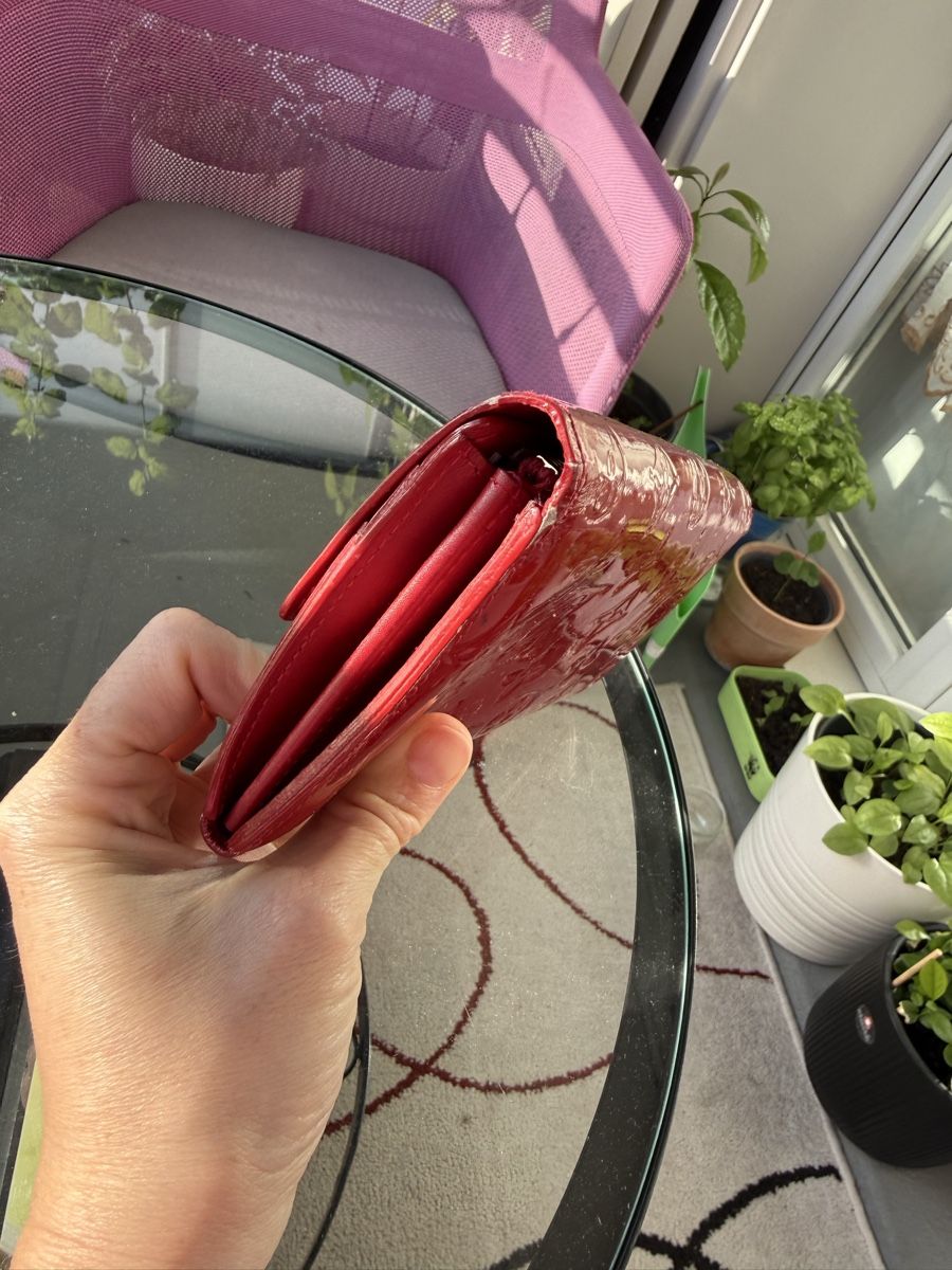 Louis Vuitton Portamonete: Louis Vuitton Geldbörse lackiert rot – Usato da Pratteln venduto da and_d9fc 2