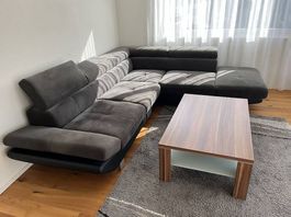 Schönes Ecksofa, auf Wunsch mit Salontisch