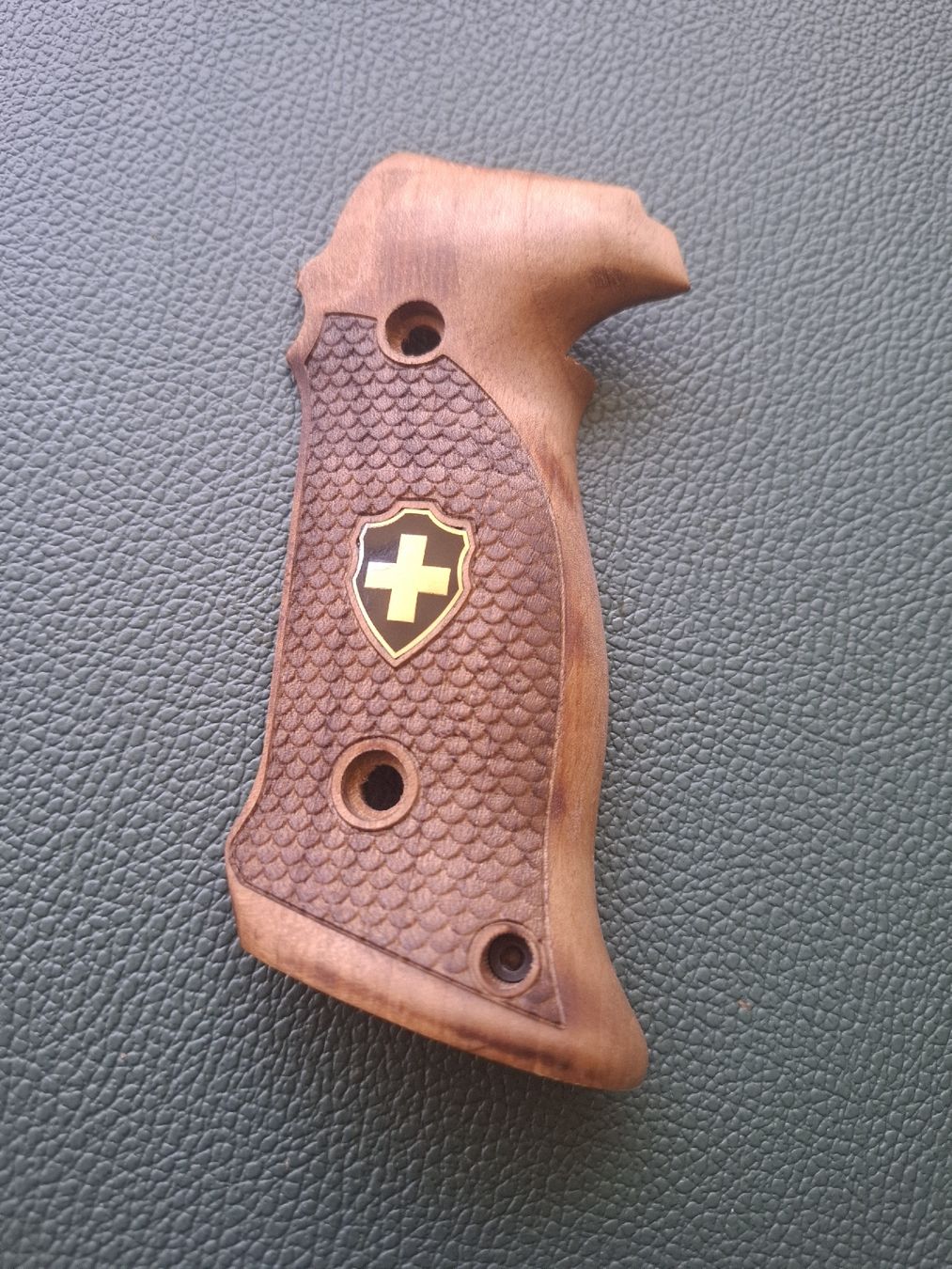 Articoli in legno: Sportliche Nussbaum  Griffschalen Sig Sauer P226  – Nuovo (secondo la descrizione) da Rothrist venduto da griffe 1