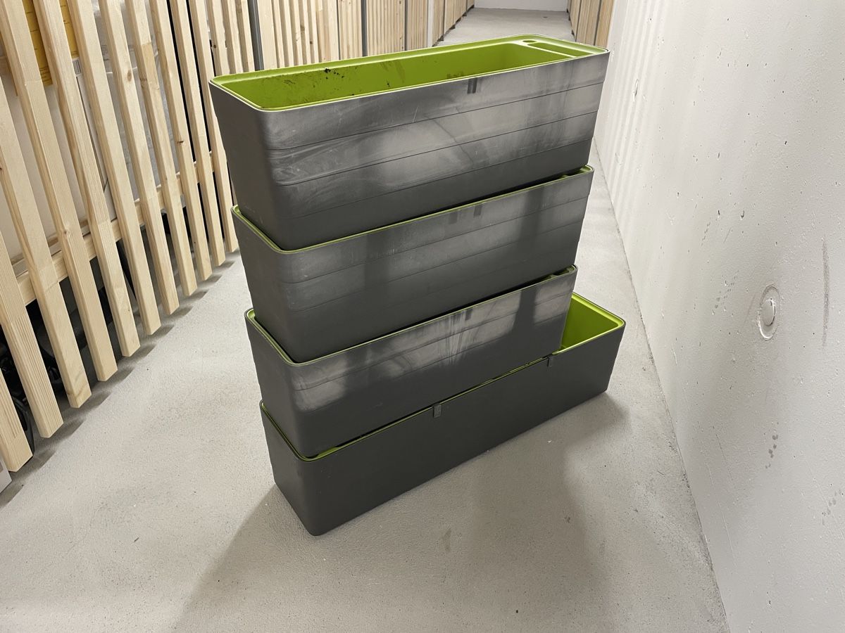 Blumentöpfe: 4 flower pots + holders – Gebraucht aus Au ZH von use_jgn2 3
