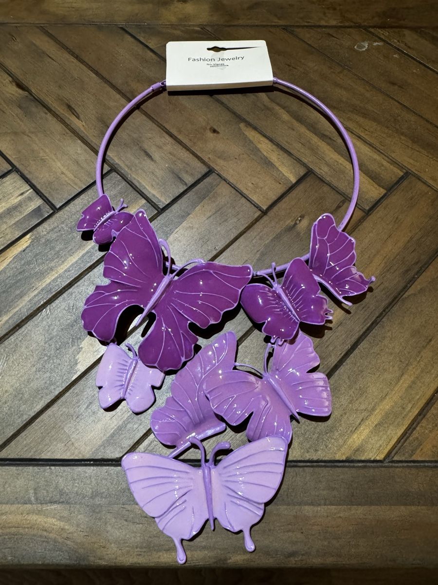 Catenine: Collier / décoration Papillons Violets - Neuf ! – Nuovo (secondo la descrizione) da Arconciel venduto da WheelH_23