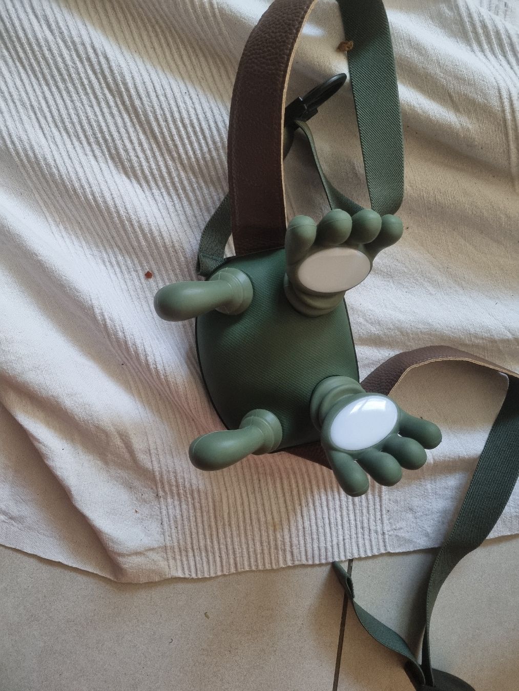 Dispositivi per massaggi: Massaggiatore USB con simulazione mano 6D e nodi dita – Nuovo e nell'imballaggio originale da Cadenazzo venduto da bai_255d
