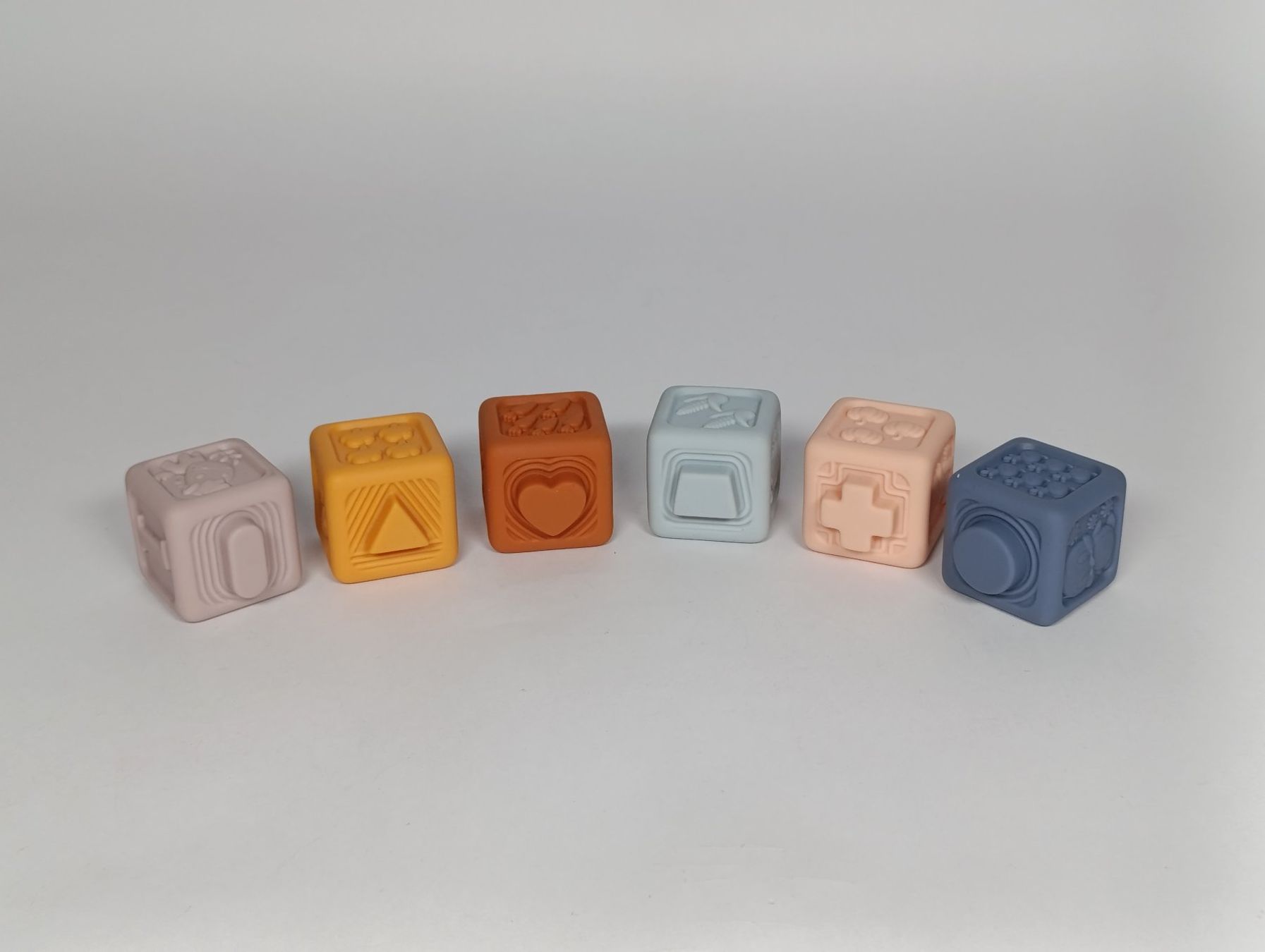 Giocattoli: 6 cubes éducatifs en caoutchouc à encastrer 4.5 cm – Usato da Thielle venduto da Plusvalue_Neuchatel 3