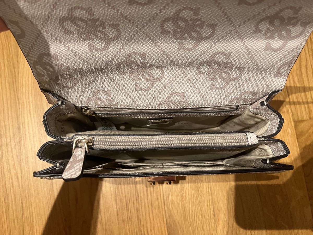Guess Borse da donna: Guess Handtasche – Usato da Altdorf UR venduto da miriam19. 7