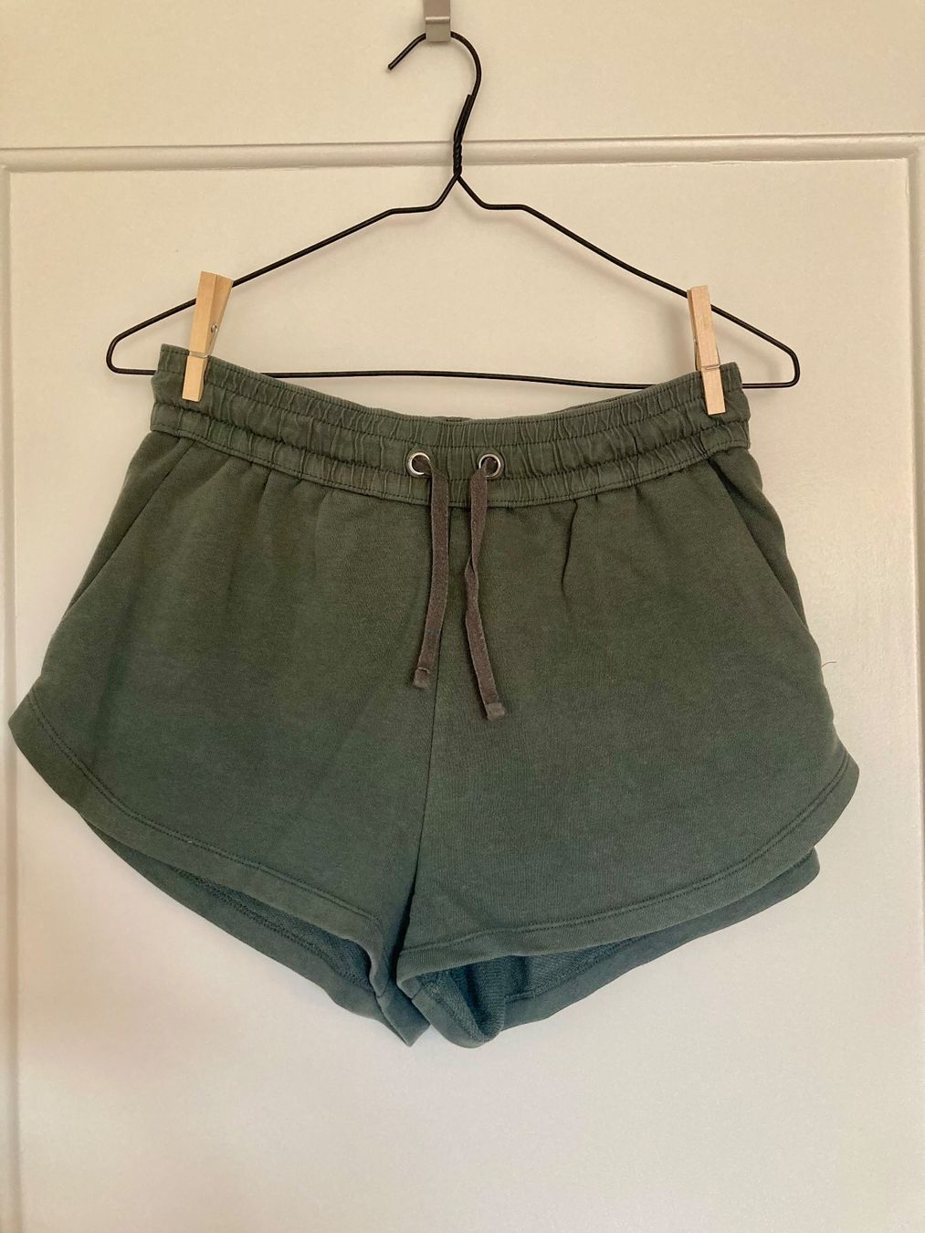 H&M Pantaloni: Kurze grüne Stoffhose – Usato da Zürich venduto da vesieber