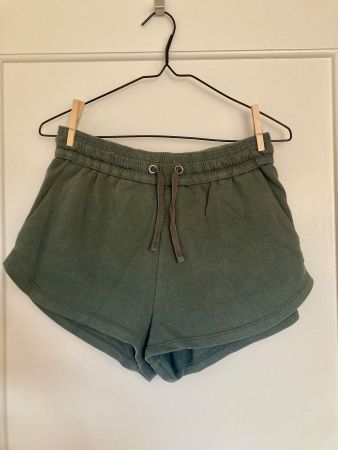 Kurze grüne Stoffhose