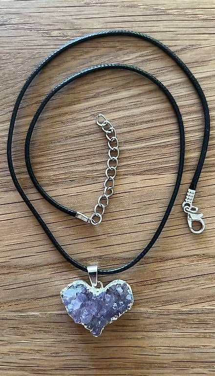 Minerali & Pietre curative: Amethyst-Herz gefasst mit Lederband  – Usato da Basel venduto da Findus78