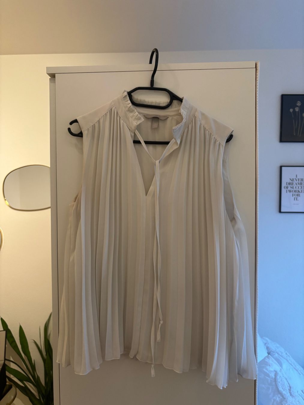 H&M Blusen: Ärmellose Bluse weiss, plissiert – Gebraucht aus Zürich von hue_82qd