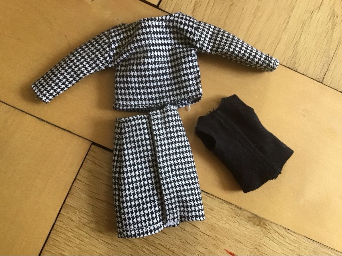 Poupées: Outfit Barbie, Sindy, Petra – D'occasion à Birsfelden par rah_8bfj 1