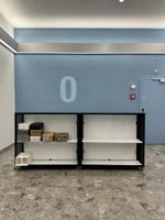 Ein Metallregale schwarz auf Rollen guter Zustand
