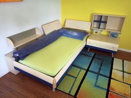 Jugendbett mit Nachttisch und Wandregal