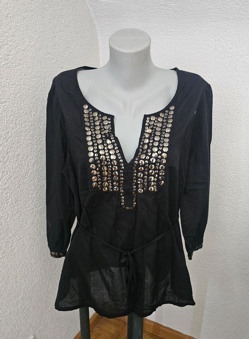 Camicette: Schwarze Bluse mit schönem Dekobesatz. Gr. 38/M – Usato da Füllinsdorf venduto da Sunnebliemli7 1
