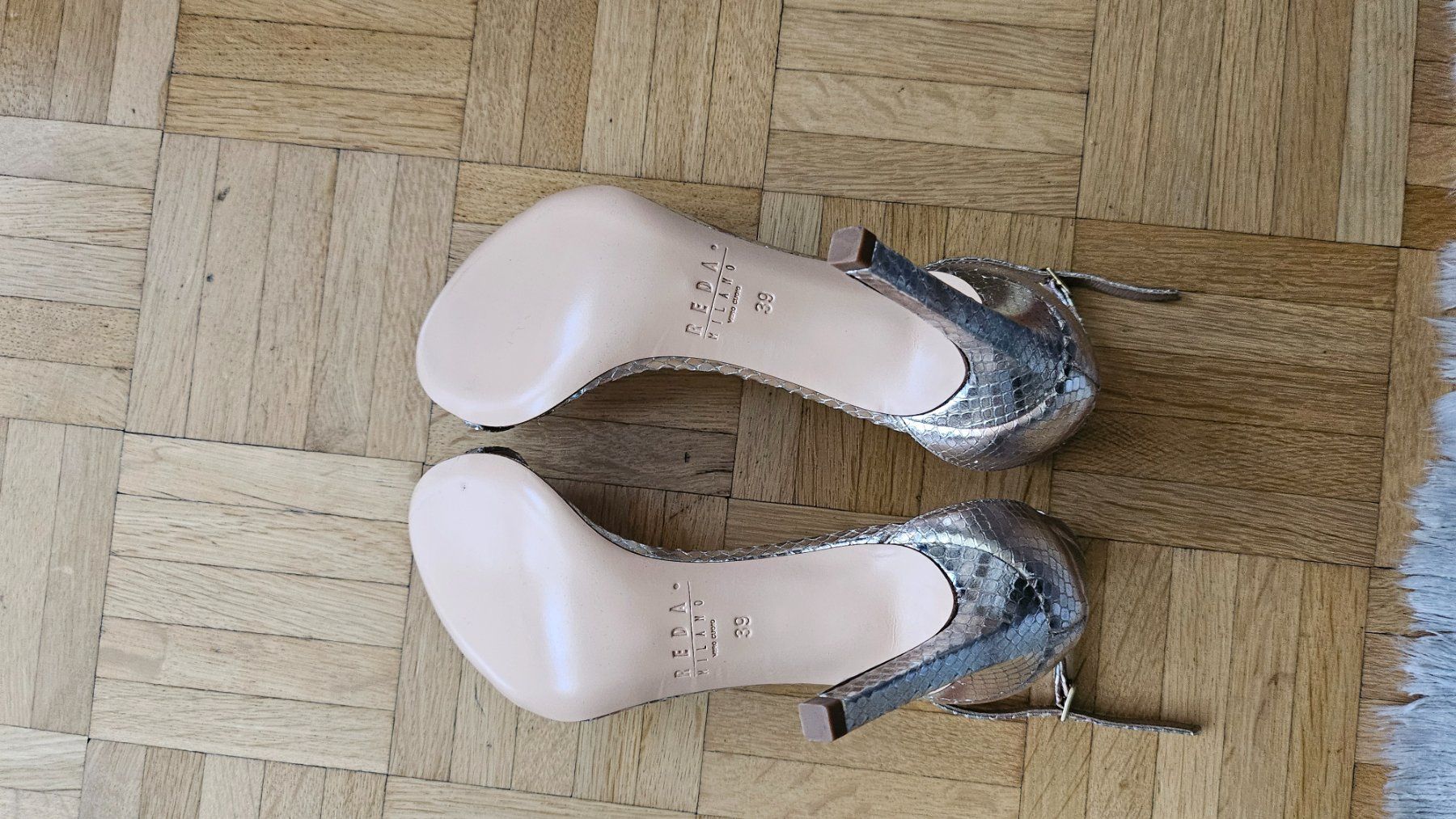 Damenschuhe: Sandales à talons dorées effet serpent été 39 – Gebraucht aus Châtelaine von giu_2bdg 4