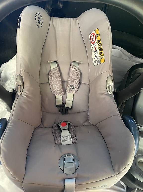 Maxi-Cosi Seggiolini per auto: Maxi-Cosi Babyschale Cabriofix mit Station – Usato da Hergiswil LU venduto da LaPiroque 1