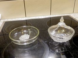 Bonbonniere mit Deckel und kleine Glasschale mit Rosenmotiv