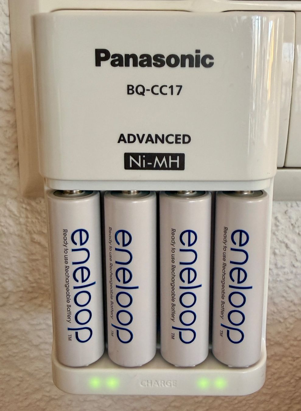 Panasonic Caricatori & Batterie: Akkuladegerät - Panasonic BQ-CC17 Advanced mit 4 Batterien – Usato da Winterthur venduto da Secondhand-Family