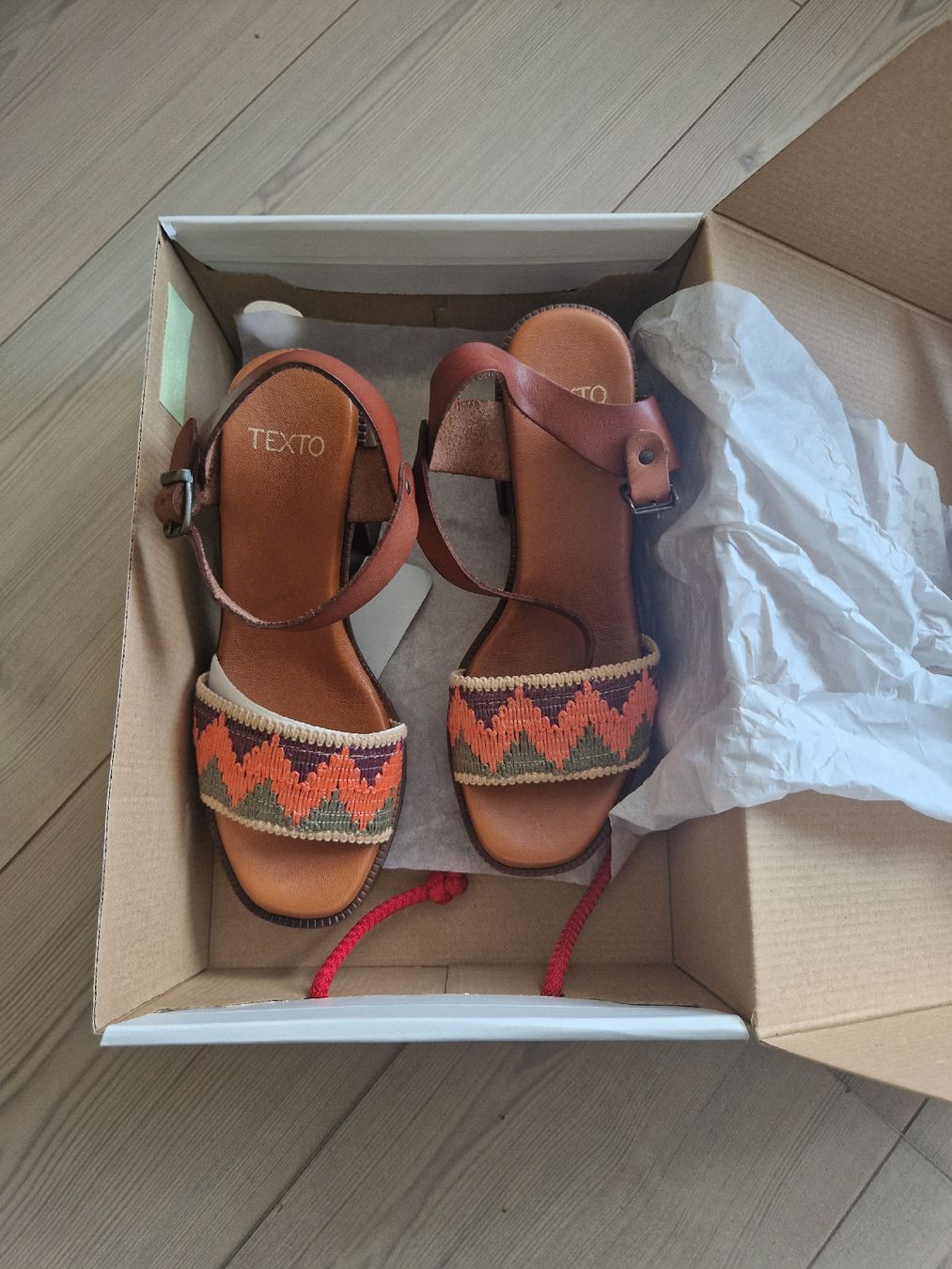 Scarpe da donna: Cognacfarbene Sandalen, Grösse 37, mit Absatz, Neu! – Nuovo e nell'imballaggio originale da Zürich venduto da stefanella