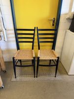 Zwei Stühle schwarz mit Geflechtsitz Vintage