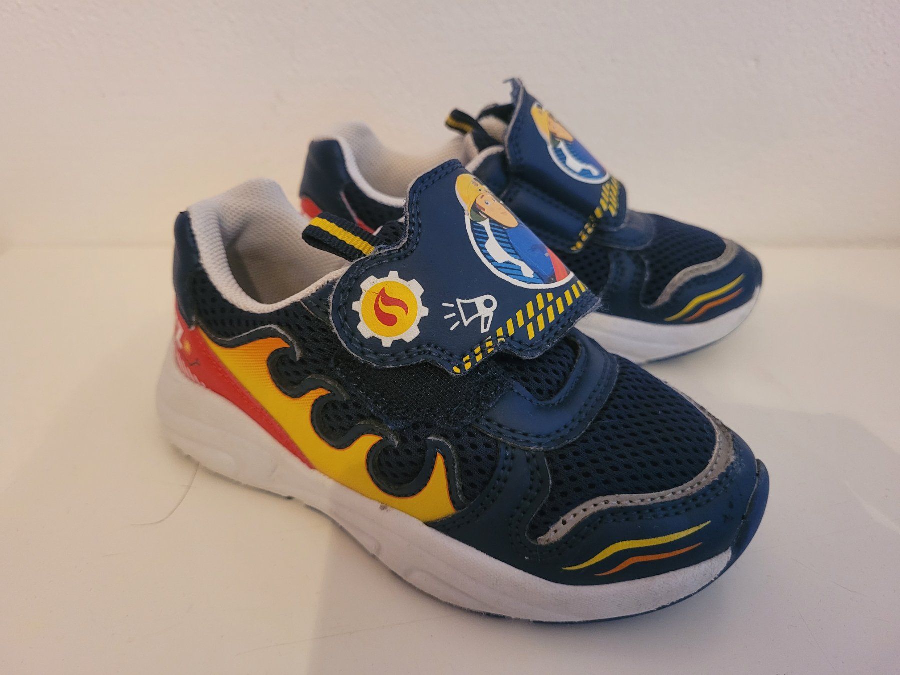 Scarpe da uomo: S 2: Schuhe Feuerwehrmann Sam, Grösse 25 – Usato da Bremgarten b. Bern venduto da Marge7979