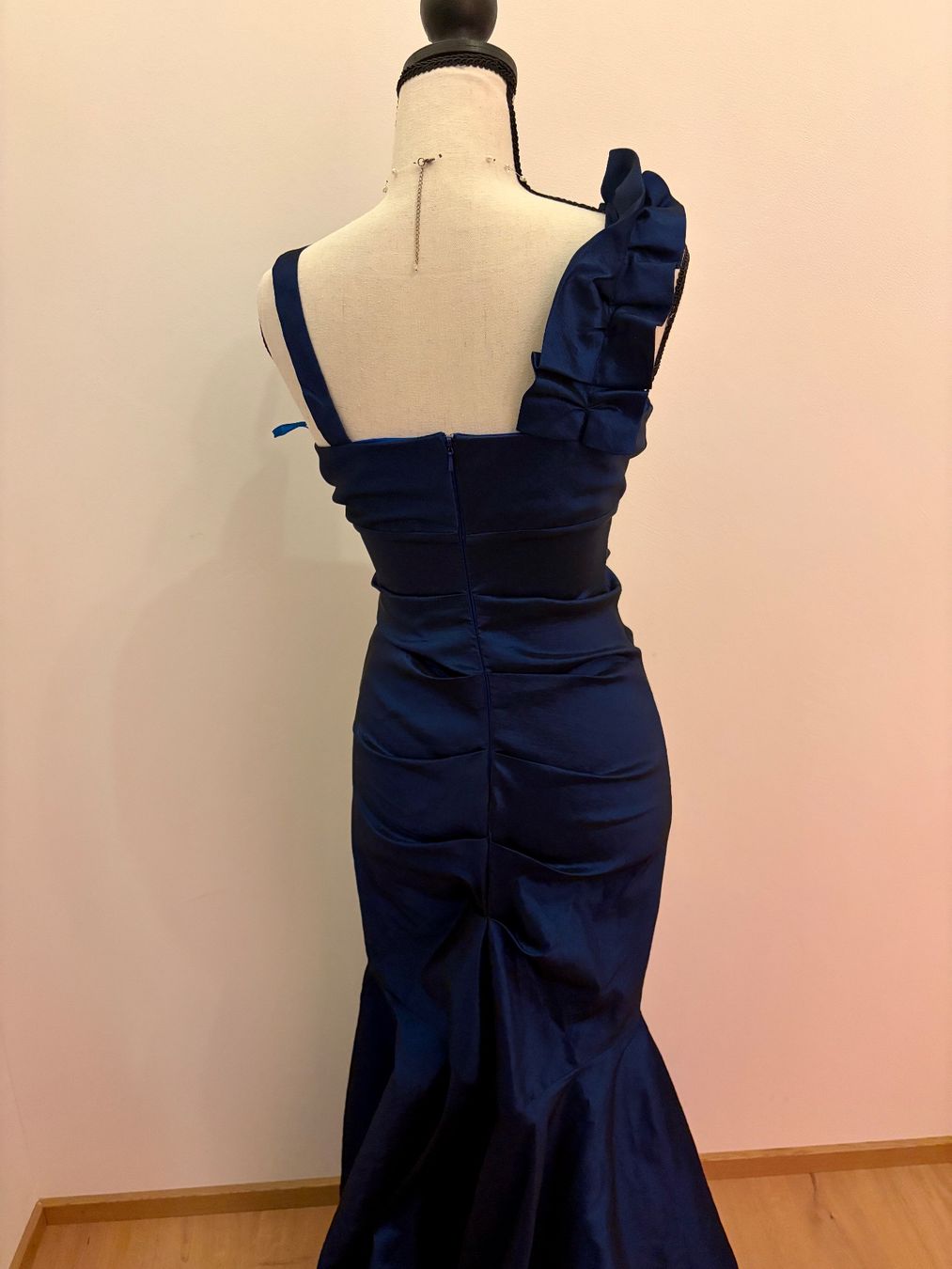 Vestiti: Abendkleid dunkelblau gerafft mit Blüten – Usato da Herisau venduto da Usuperman 1