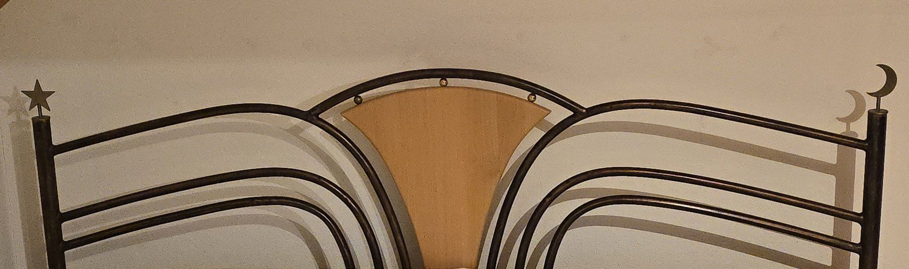 Letti: Edles Metallbett mit 2 Nachttischen, Top Zustand, Abholung! – Usato da Steg im Tösstal venduto da Catone 5
