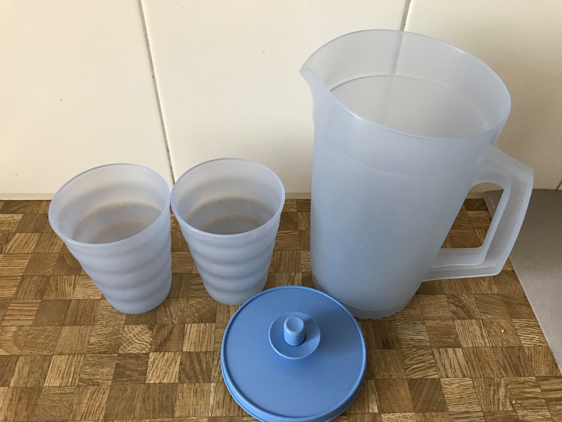 Tupperware Contenitori & Simili: Tupperware Krug  und 2 Becher – Usato da Birmensdorf ZH venduto da Hilhan 1