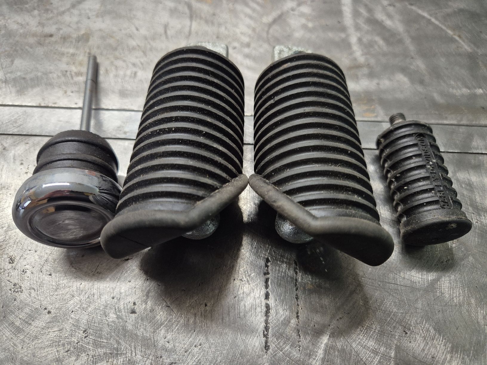 Harley-Davidson Alle Motorradersatzteile: Repose-Pieds Harley-Davidson  – Gebraucht aus Le Locle von CHEGUA 2