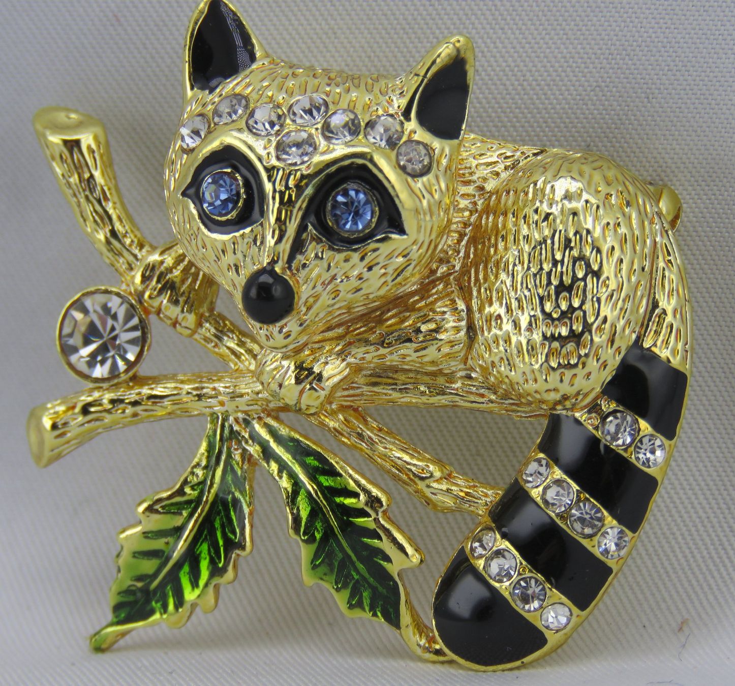 Broches & Aiguilles: Brosche - WASCHBÄR mit Glitzersteinen - Neu – Neuf avec emballage d'origine à Grenchen par Yamahwildstar16 1