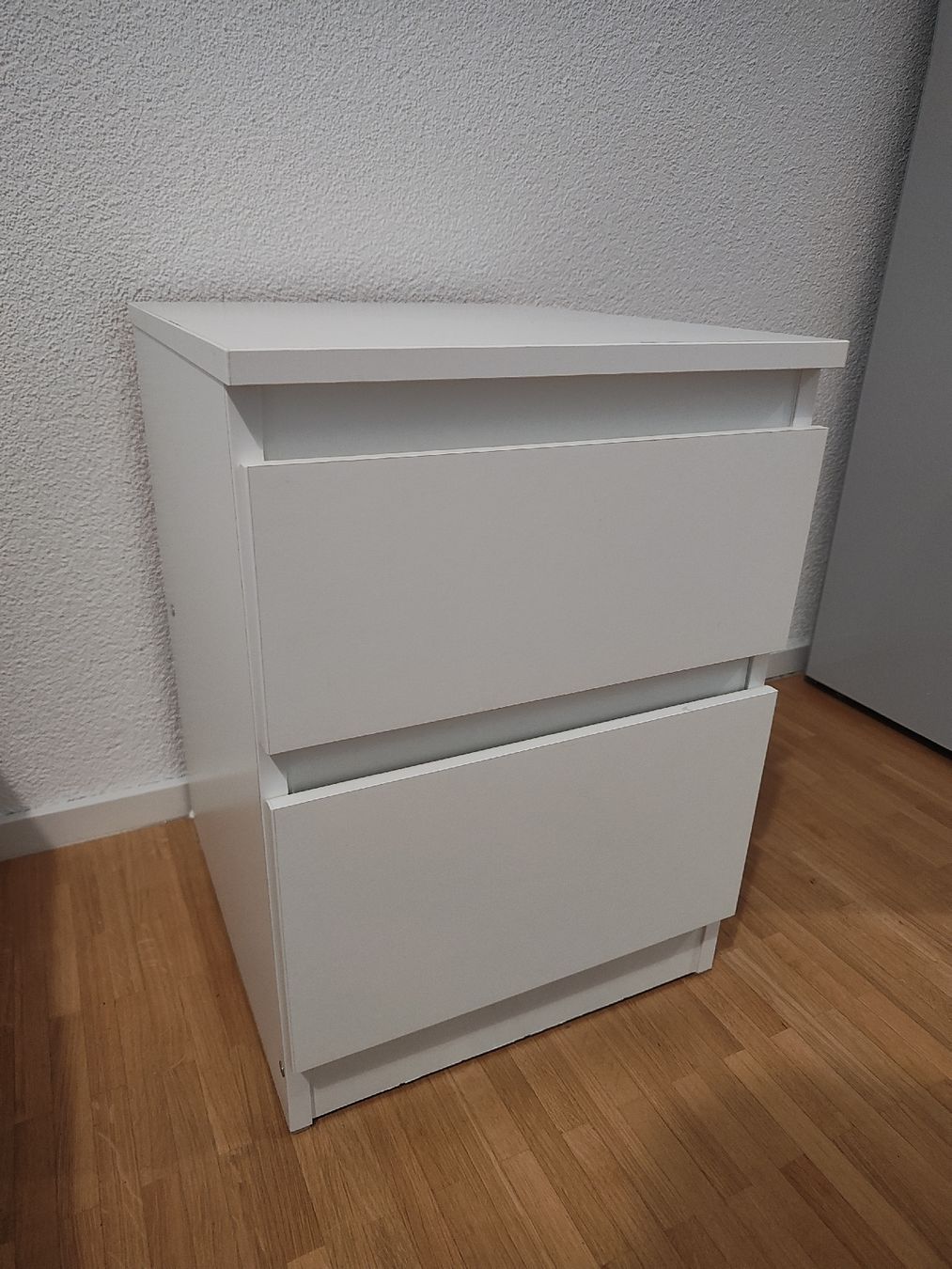 Comodini: White Bedside Table with Two Drawers – Usato da Glattbrugg venduto da wki_jq8f
