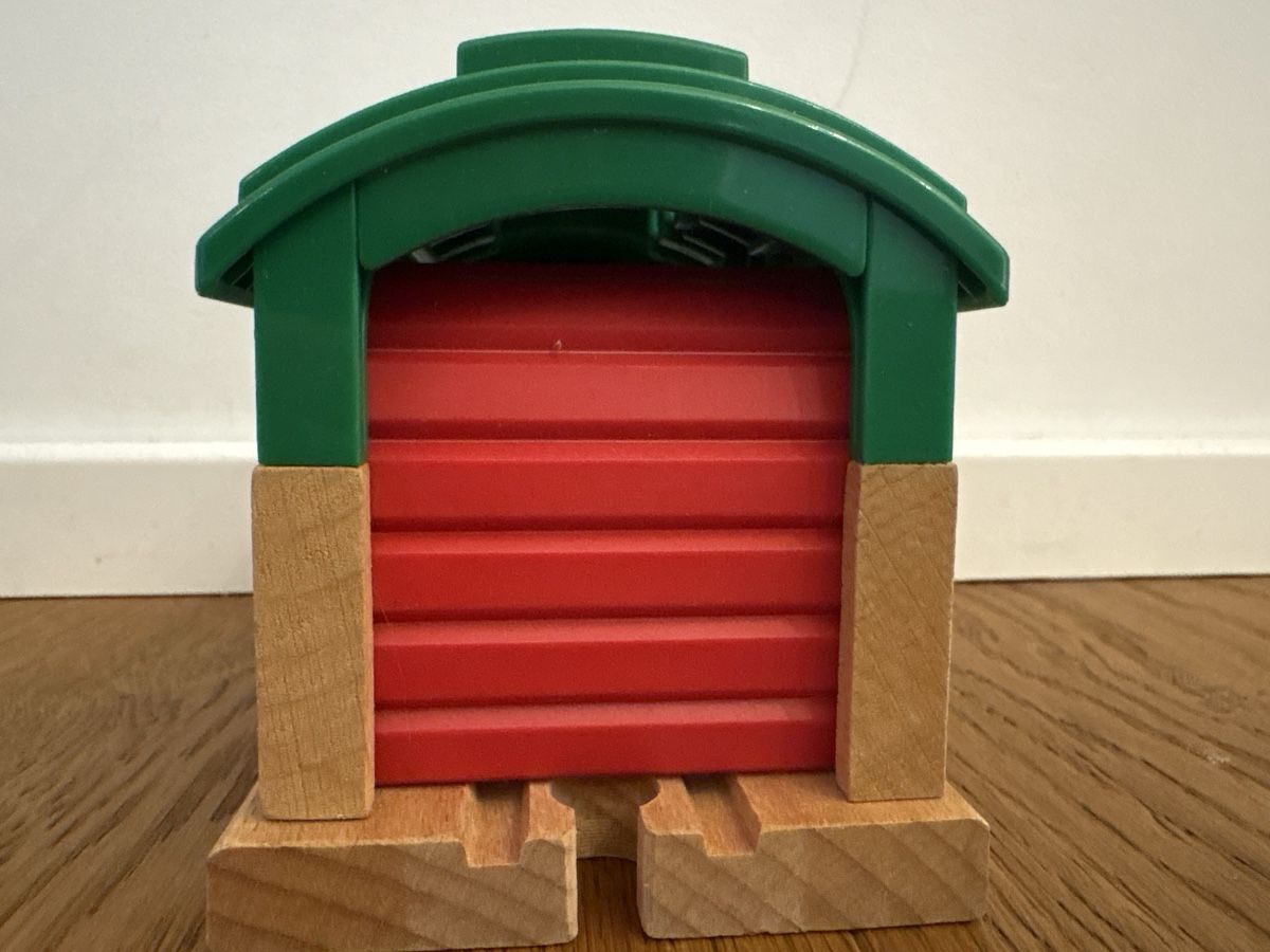 Brio Giocattoli: BRIO Holzzug Garage mit funktionierendem Tor – Usato da Hüntwangen venduto da Weiach8187 2