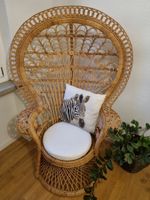 Rattansessel (Pfau) in beige mit cremefarbenem Kissen
