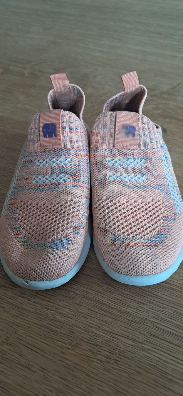 Schuhe für Mädchen: Elefanten Grösse 28 – Gebraucht aus Nidau von Darkpooh