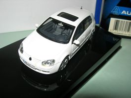 Volkswagen Golf 2003 weiss * AUTOart 1:43