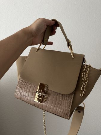 Sac à main beige chic avec chaîne dorée. Parfait pour l'été!