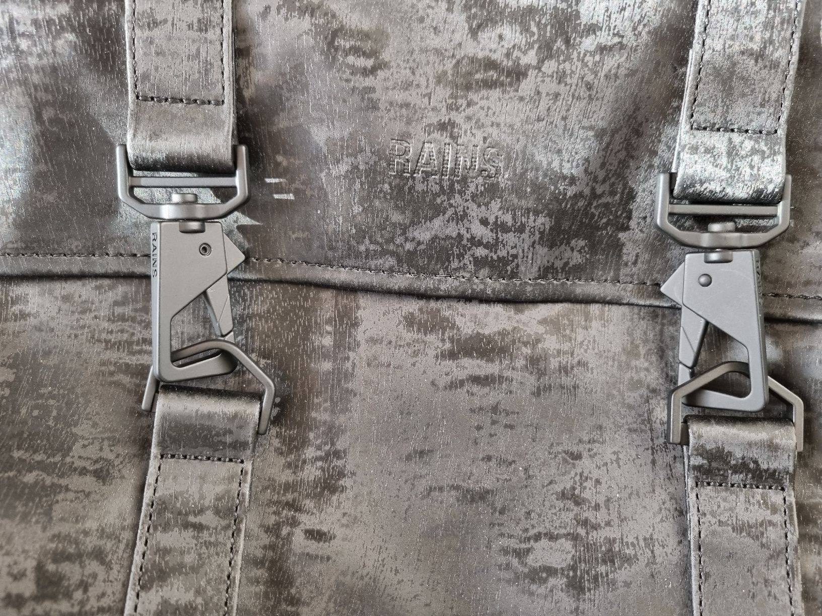 Zaini: Schwarzer Rains Rucksack, neuwertig – Usato da Laupen BE venduto da Bombers 3