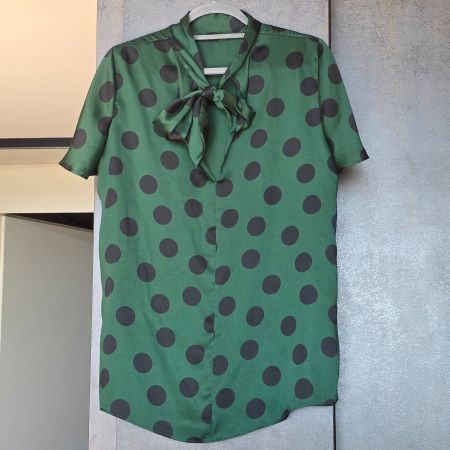 🐸 ZARA WOMAN BLUSE MIT SCHLEIFE UND TUPFEN S GRÜN SCHWARZ
