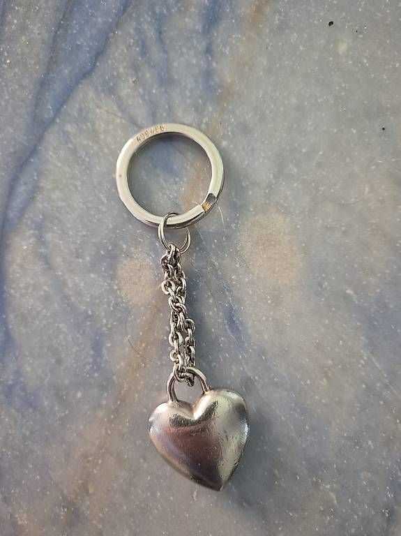 Schlüsselanhänger & - bänder: Porte clé Moschino en argent  – Gebraucht aus Epalinges von Rsellig