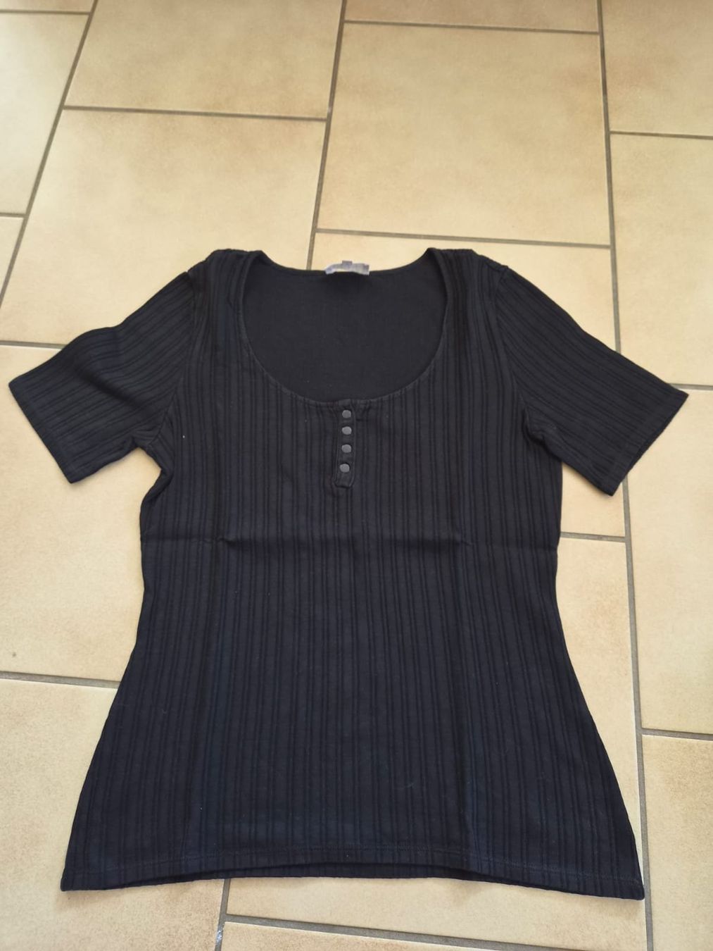 Sezane T-shirt: T-shirt Sézane noir – Usato da Arnex-sur-Orbe venduto da kprt