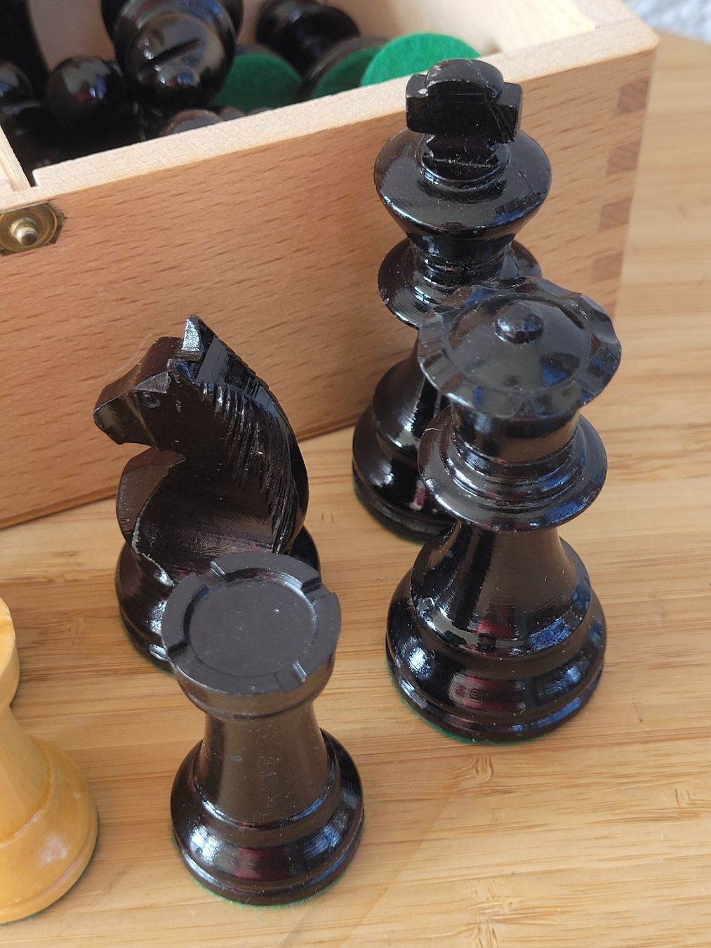 Giochi: Wunderschöne Vintage Schachfiguren Holz mit Samtbödeli – Usato da Buttikon SZ venduto da Renco 2