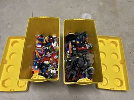 2 Lego-förmige Kisten mit Legos