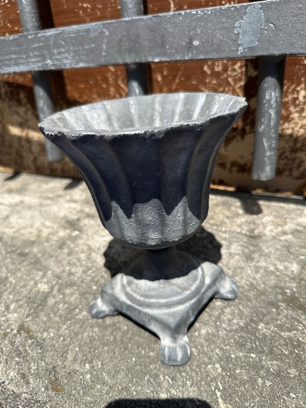 Vasi per fiori: Gusseisen Amfore Pflanzgefäss Amphore – Usato da Zürich venduto da atlantis77 8