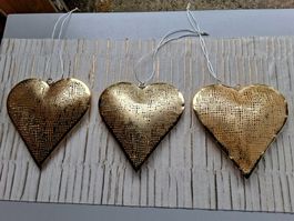 3 goldene Metallherzen, Deko