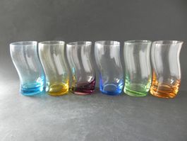6 Gläser mit spezieller Form in verschiedenen Farben