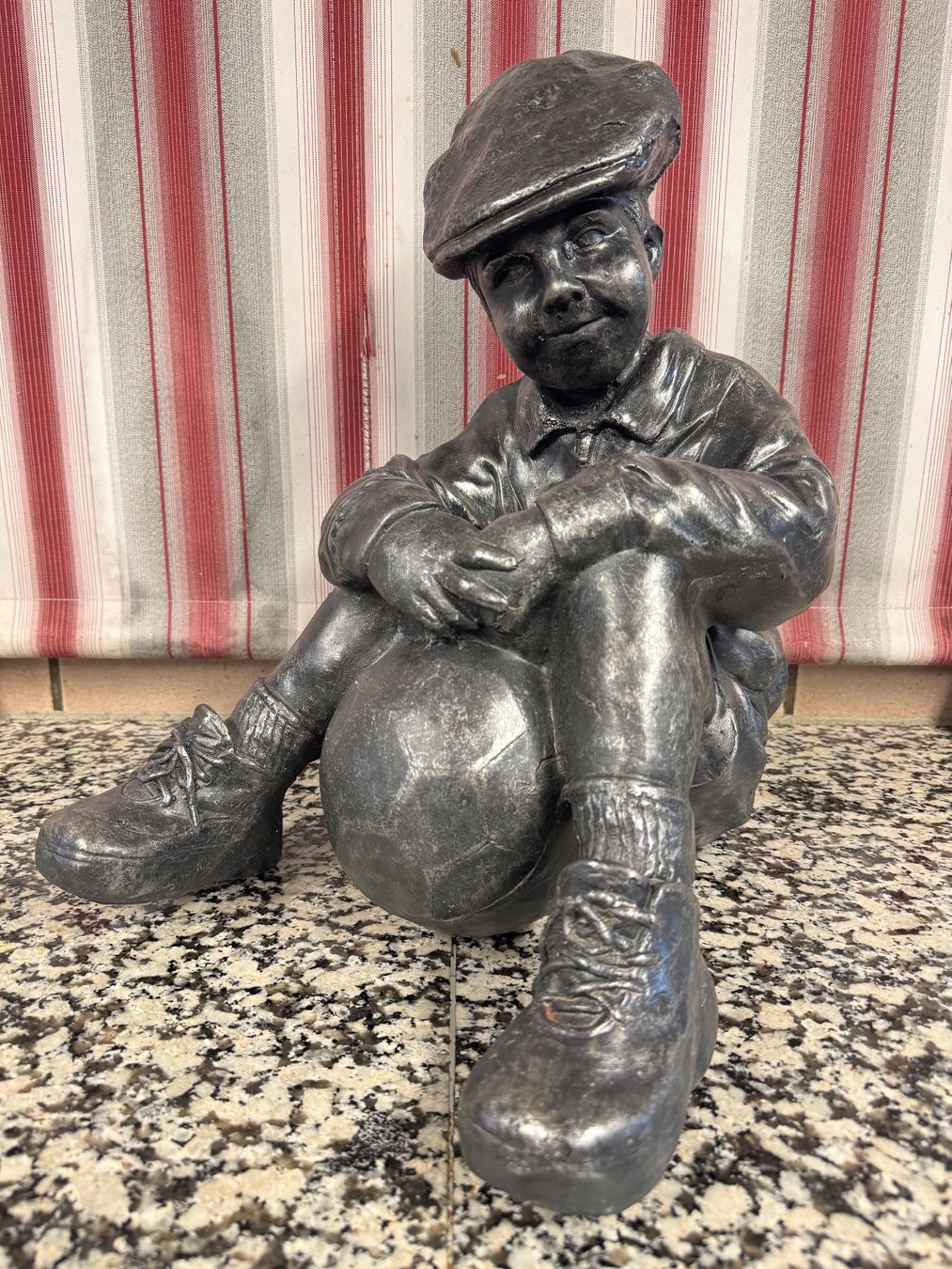 Tutte le decorazioni: Sitzender Knabe.   Tolle Ausstellungs-Figur – Usato da Winterthur venduto da sportdisco2